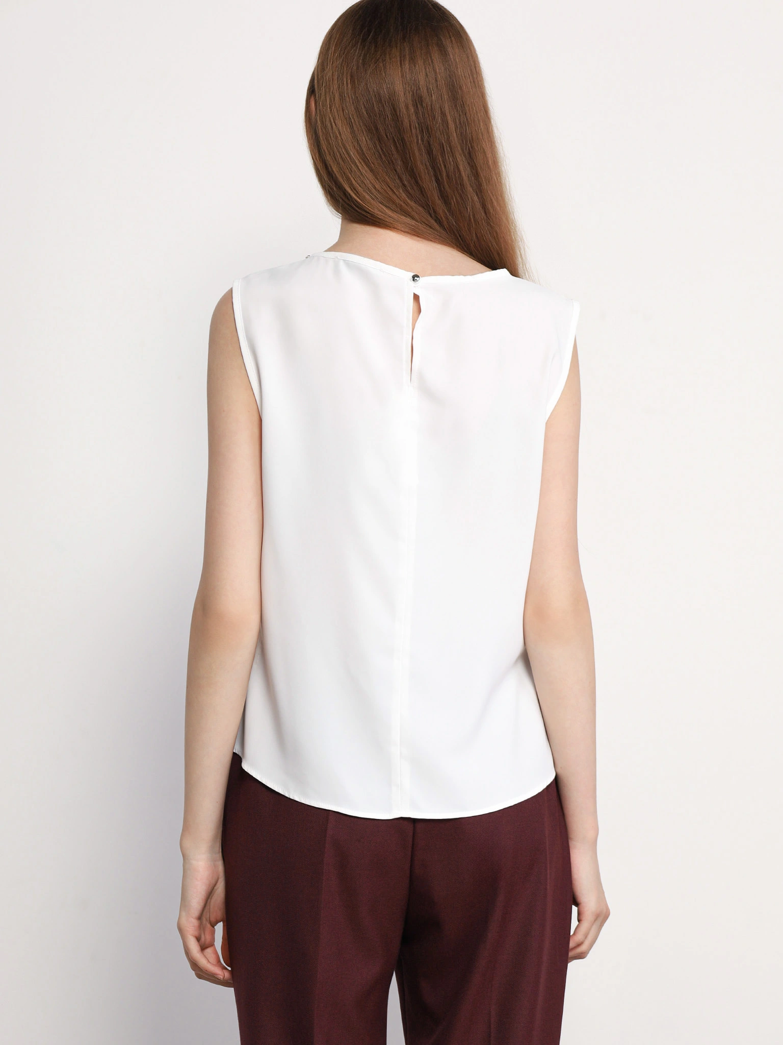 Блуза белого цвета с цепочкой-мониль